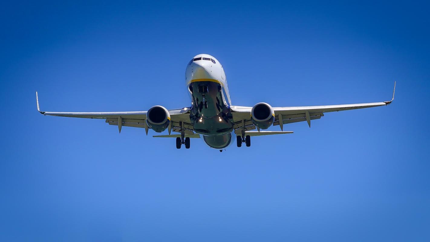 En avión